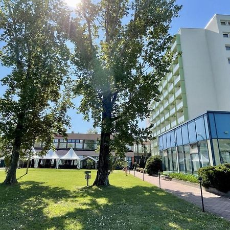 Hotel Magistern Konferencia Es Wellnesshotel Siófok Buitenkant foto