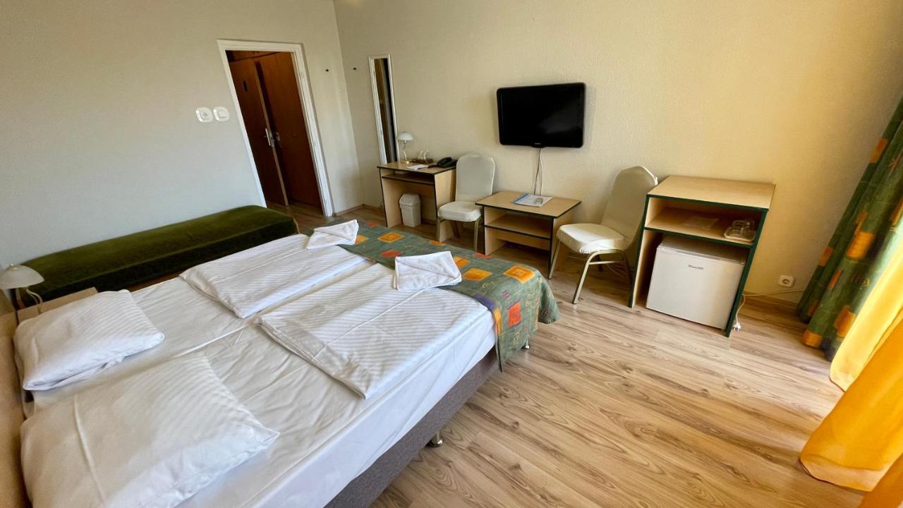 Hotel Magistern Konferencia Es Wellnesshotel Siófok Buitenkant foto
