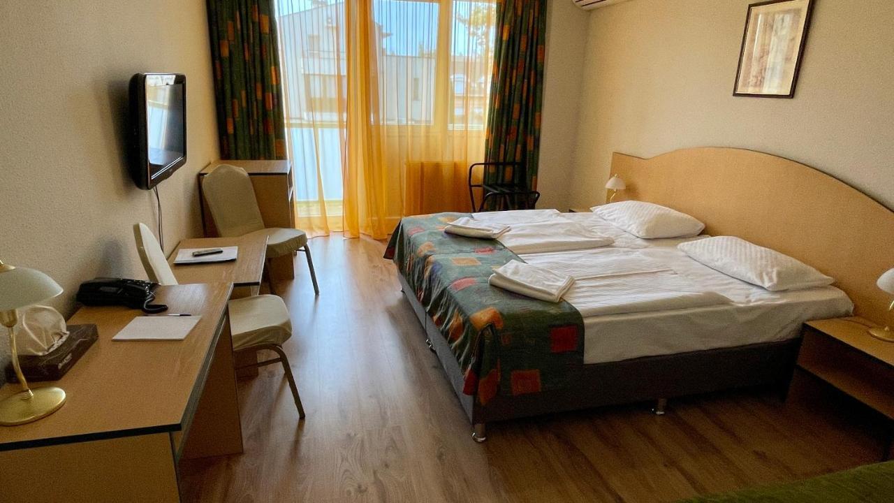 Hotel Magistern Konferencia Es Wellnesshotel Siófok Buitenkant foto